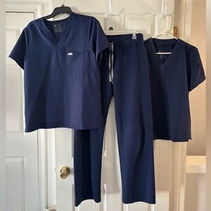 Figs Womens Scrubs Bundle 2 Tops 1 Bottom in Navy Size Large
